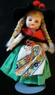 VINTAGE POSABLE 7" RUBBER DOLL FROM COUNTRY SERIES "ITALY" OPEN/CLOSE EYES