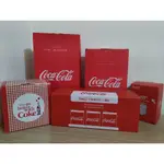 全新COCACOLA可口可樂 食尚餐廚 復古糖果罐 竹蓋調味料3罐組 三入小碟木座組 雙耳小湯鍋 紅運烤盤 敲敲杯 吸管