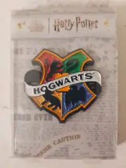 HOGWARTS CREST HARRY POTTER WARNER BROS WIZARDING WORLD ZING 2022 COLLECTABLE