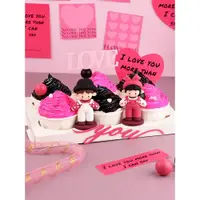 在飛比找ETMall東森購物網優惠-520情人節蛋糕裝飾玫紅背帶褲情侶玩偶擺件愛心方卡片紙杯插牌
