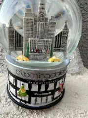 BLOOMINGDALES 2011 MUSICAL NEW YORK CITY SNOW GLOBE **VINTAGE