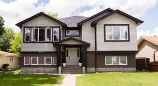 EXECUTIVE YEG Home I Walk to World of Science I w free parking & WiFi!