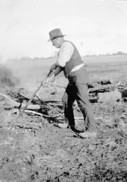 Red Cliffs Victoria 1922 - Man clearing land Old Historic Photo