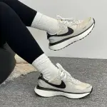 【滿額現折200】NIKE 休閒鞋 PHOENIX WAFFLE 燕麥灰 小SACAI 反光 麂皮 女 FD2196-100