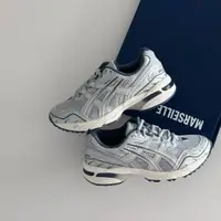 在飛比找蝦皮購物優惠-Asics 休閒鞋 GEL-1090 V1 復古 慢跑鞋 銀