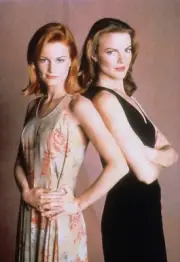 BEAUTIFUL MARCIA CROSS & LAURA LEIGHTON MELROSE PLACE 8X10 Photo