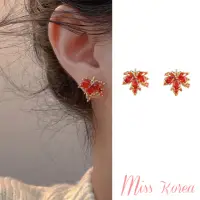 在飛比找momo購物網優惠-【MISS KOREA】韓國設計閃耀寶石鑲嵌紅色楓葉造型耳環