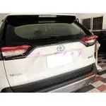 涔峰ＣＦ☆(碳纖紋)TOYOTA 19年 RAV4 5代 後上飾條 後飾板 尾門飾條 行李箱飾板 尾門飾條 尾門上飾條