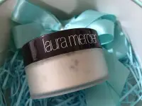 在飛比找Yahoo!奇摩拍賣優惠-全新【蘿拉蜜思Laura Mercier 】柔光透明蜜粉 T