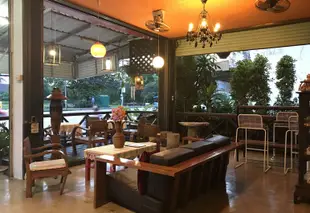 EZ 旅館及咖啡館