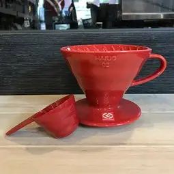 卡拉拉咖啡精品 日本 Hario V60 紅色 陶瓷 圓錐 濾杯 ( 1~4杯用 ) / VDC-02R