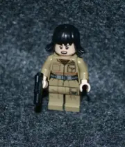 Rose in Dark Tan Uniform w/ Weapon ~ Minifigure - Lego Star Wars ~ New MINT