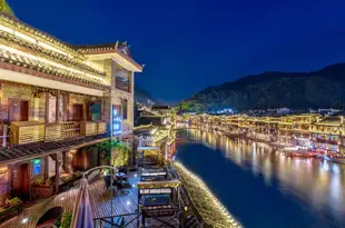 等一個人江景客棧(鳳凰跳巖店)Wair For A Person River-view Inn (Fenghuang Tiaoyan)