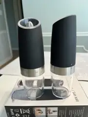 NIB Gravity Salt and Pepper Grinder Set Adjustable Coarseness Battery