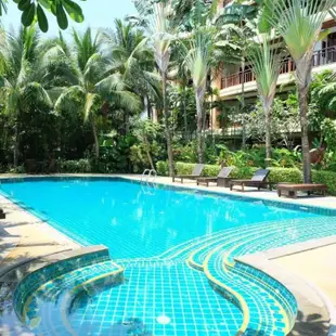 普吉拉威套房飯店Rawai Suites Phuket