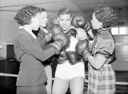 Joe Louis With Sisters In Boxing Ring 1935 Old Boxing Photo