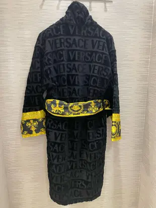 【EZ兔購】~正品 VERSACE 凡賽斯 女神頭 頂級黑牌  圖案帶浴袍 潘瑋柏 中國有嘻哈現貨 黑色