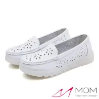 在飛比找momo購物網優惠-【MOM】真皮透氣縷空花朵舒適軟底護士鞋(白)