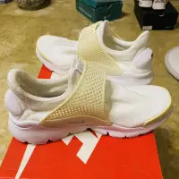 在飛比找蝦皮購物優惠-Nike Sock Dart 白/米黃 女鞋 襪套鞋 無鞋帶