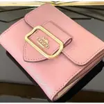 現+預購～美國🇺🇸正品COACH新品粉紅馬車LOGO 短夾💕