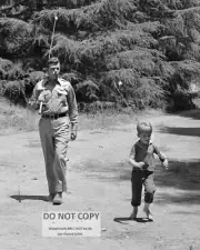 11X14 PHOTO - ANDY GRIFFITH AND RON HOWARD IN "THE ANDY GRIFFITH SHOW" (AZ-731)
