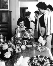 JACQUELINE KENNEDY SERVES TEA TO REPORTERS @ GEORGETOWN HOME 8X10 PHOTO (CC-135)