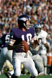 Fran Tarkenton Minnesota Vikings drops back to pass v the Oakland - Old Photo 4