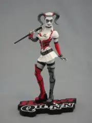 DC COLLECTIBLES HARLEY QUINN RED, WHITE AND BLACK STATUE MIB