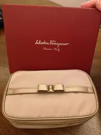 在飛比找Yahoo!奇摩拍賣優惠-Salvatore Ferragamo真品正品全新米色滾金色