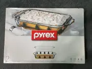NEW 2PC PYREX SERVEWARE BAKING DISH W/EVERGREEN SERVING BASKET 9x13 CABIN/XMAS