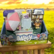 2022 New NIP BLUEY BINGO'S ICE CREAM CART Moose Toys Action Figure Set