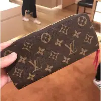 在飛比找Yahoo!奇摩拍賣優惠-LV  LOUIS VUITTON(路易威登)經典LV拉鏈M