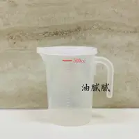 在飛比找蝦皮購物優惠-油膩膩 附發票 量杯附蓋 塑膠量杯 附蓋 500cc 機油量