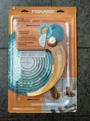 NEW Fiskars Circle Fabric Cutter Cuts 2" -12" Perfect Circles Fabric Template