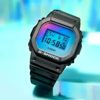 在飛比找momo購物網優惠-【CASIO 卡西歐】G-SHOCK 彩虹蒸鍍 漸變錶面電子