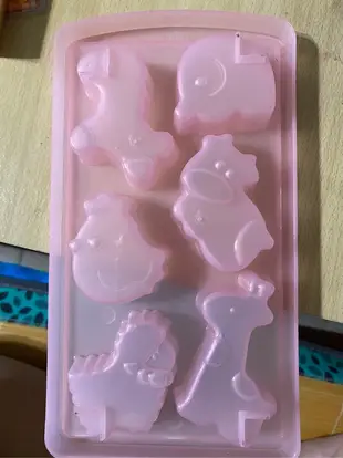 粉色動物造型塑膠製冰盒