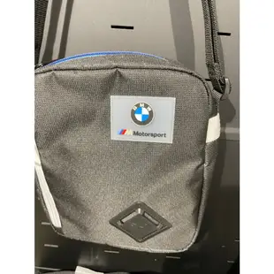 PUMA BMW M LS 側背包 斜背包 聯名 撞色拉鍊 黑 07787601