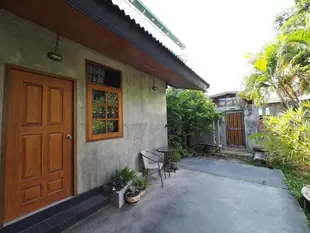 南吞武里的1臥室獨棟住宅 - 30平方公尺/1間專用衛浴Private room surrounded by Tropical garden.