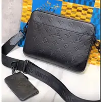 在飛比找蝦皮購物優惠-二手旗艦 LOUIS VUITTON LV 黑色 字紋壓紋 