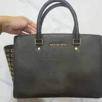 在飛比找PopChill優惠-[二手] MICHAEL KORS 防刮皮革金色鉚釘手拿/側