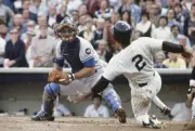 World Series Los Angeles Dodgers Steve Yeager in action applying t- Old Photo