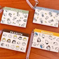 在飛比找蝦皮購物優惠-日本正版 史努比Snoopy 皮質票卡夾附彈簧繩 可伸縮票卡