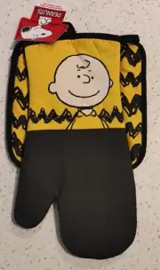 PEANUTS Gang Charlie Brown Classic Oversized Oven Mitt & Potholder Set Yellow