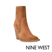 NINE WEST GORGEEN 尖楦頭麂皮高跟踝靴-焦糖棕