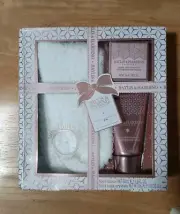 Baylis & Harding England 3 Pc Gift Set Foot lotion & Soak Crystals & soft socks