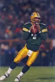 Quarterback Brett Favre Green Bay Packers drops back to pass at th- Old Photo