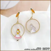 在飛比找momo購物網優惠-【Akiko Sakai】簡約插畫風愛麗絲與兔子蘿蔔造型耳環