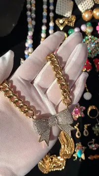 在飛比找Yahoo!奇摩拍賣優惠-juicy couture打標密鑲萊茵石蝴蝶結項鍊，美國中古