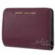 【全新現貨 補15個】茱麗葉精品 MARC JACOBS 馬克賈伯 浮雕LOGO粒紋扣式短夾.酒紅現金價$2,380