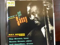 在飛比找Yahoo!奇摩拍賣優惠-Ray Brown Trio ~ Don't Get Sas